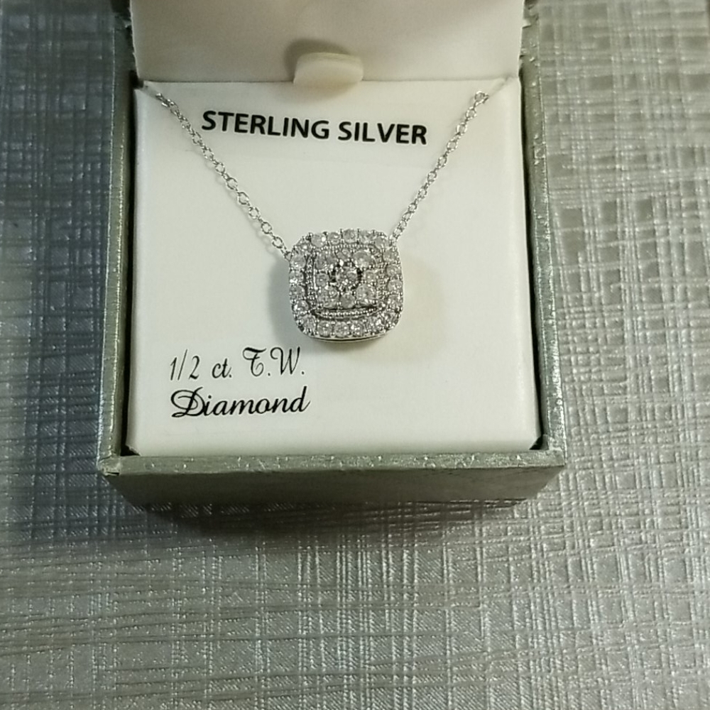 Stunning NWT 1/2 CT T.W. Diamond Pendant Necklace